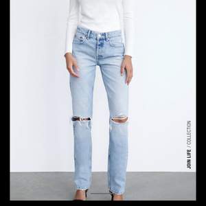 Säljer dessa snygga jeans från zara istl 32! Det är straight leg på jeansen och mid rise. Dom är aldrig använda endast testade prislapp finns kvar💙