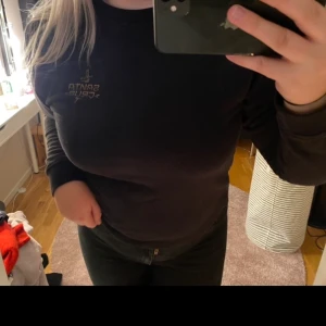 Svart Santa Crus tröja - En svart Santa Crus tröja med tryck på ryggen och bröstet. Hade inte velat sälja tröjan pågrund av att den är så snygg men tyvärr är den lite tajt. Storlek M 