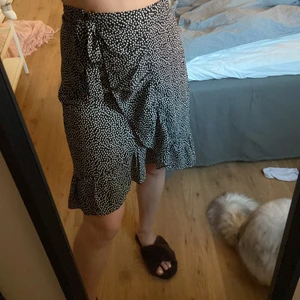 Kjol prickig - Svart vit prickig kjol köpt på Ullared