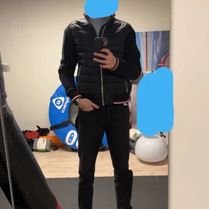 Moose knukles vår-jacka/cardigan - En super snygg vår jacka som passar perfekt nu när våren börjar komma, jackan är av de trendiga märket moose knukles som är mäst känt för sina populära vinterjackor med vit päls, storleken är S men passar även M. Jackan är i bra skick och knappt använd. Pris kan diskuteras vid snabb affär.