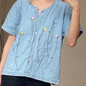 Sommerblomst top - Sød denim blomstertop 