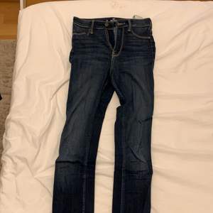 Säljer dessa mörkblå Hollister jeans för 250kr, kostade 562kr. 