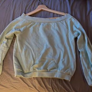 Fin axel tröja - 🌸Tröjan är från ginatricot                                                🌸Köpt för något år sen men har mest legat i en låda      🌸Använd 1 gång                                                              🌸Den hänger ner på axlarna (så nyckelbenen syns)         🌸Lite mint grön i färgen