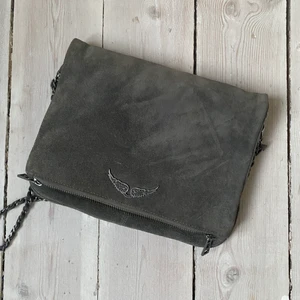 Zadig Voltaire väska - Säljer denna fina Zadig väska. Unik storlek och färg på väskan, kvitto finns!