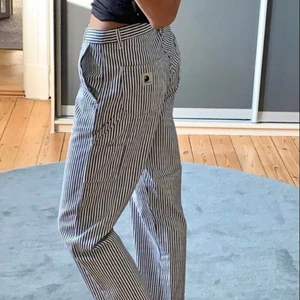 Carhartt  - Säljer dessa byxor från carhartt! Dem är aldrig använda så prislappen är kvar :) storleken motsvarar 36-38🥰 bilden ovan är lånad. BUD PÅ 1190kr, buda privat! 