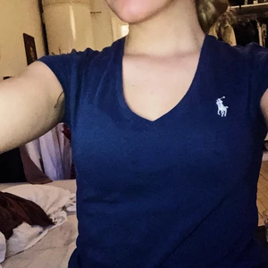 Ralph Lauren T-shirt  - V ringad Ralph lauren t-shirt✨✨Självklart äkta och köpt i USA. Nypris 399kr mitt pris 50kr💗