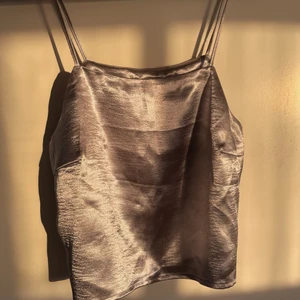 Topp - Silvrig topp  från nakd strl 38, men passar även mig som brukar ha xs-s (endast använt 2 gånger) Köparen står för frakt ❤️‍🔥