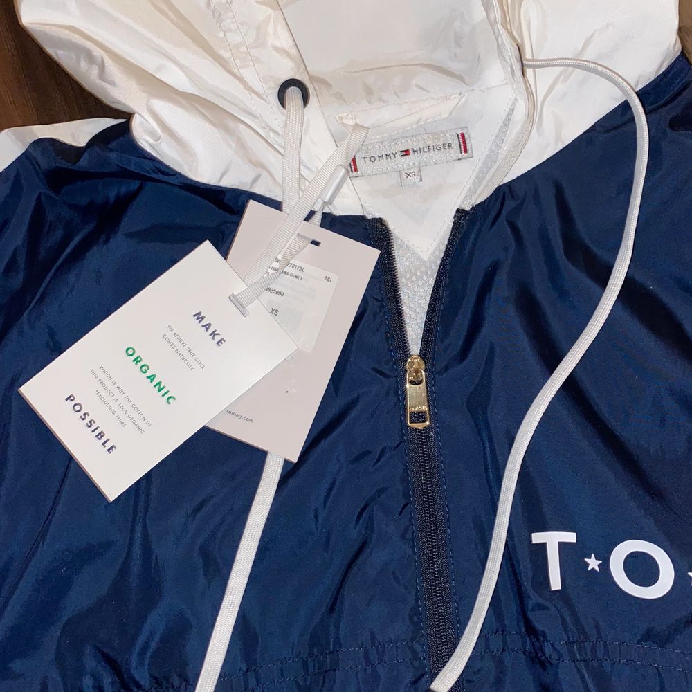 Mycket fin Tommy Hilfiger vindjacka som aldrig är använd. Lappar sitter kvar, så den är i originalskick som den var i butik. Helt ny, nyskick Har aldrig använts då jag köpte fel storlek men kunde inte lämna tillbaka då jag inte köpte den här jag bor. Den har bara hängt i garderoben ett tag då jag inte haft någon användning för en jacka som inte passar mig! Men nu hoppas jag att den får en ny ägare som kan använda den! Det är storlek xs dam och kostade ny 999kr (Jackan är nog slutsåld överall. Jackor.