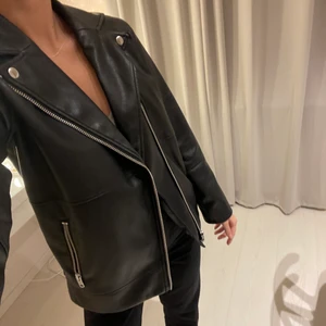 Skinnjacka - Älskar denna skinnjacka men kommer inte till användning tyvärr därför säljs den iväg för 175 kr + frakt. Storlek XXS men passar en XS också. Materialet är så fint och jackan är i toppskick! 💗