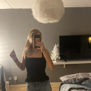 Svart topp - Jätte gullig svart topp som aldrig används. 