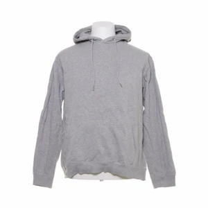 Grå hoodie - Nu säljer jag min gråa hoodie i storlek L, jag har så många hoodies så kände att jag behövde rensa. Hoodien är använd några gånger men är i ett mycket bra skick och är jätteskön.