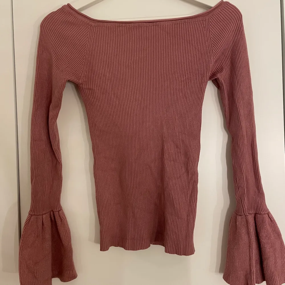 Ribbad gammelrosa tröja med utsvängda armar i storlek S från Gina tricot. Använd fåtal gånger🙌🏼💗. Tröjor & Koftor.