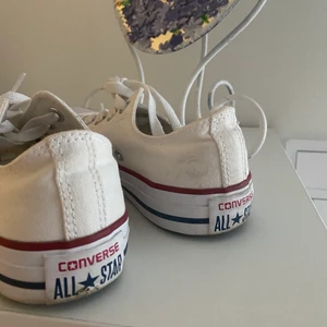 Converse  - 🤍Converse i låg modell🤍 ✨Storlek: 37✨  Använda fåtal gånger🥰  Frakt tillkommer! Frakt: 66 kronor (spårbart)