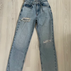 NA-KD jeans - I princip nya NA-KD jeans. Som visat på bilden är en av ”bältes-tyglarna” sönder som dock inte borde vara komplicerat att fixa, därav de billiga priset! Använda Max 2ggr. Nypris 599kr