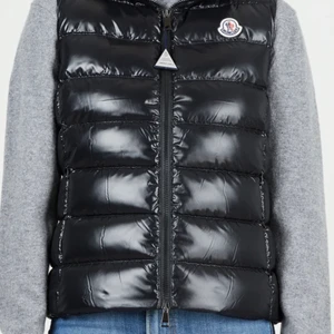 Äkta svart monclear väst.  - Äkta skit najs svart monclear väst. Knappt använd. Storlek 3 vilket motsvarar ca M. Den är perfekt tjock att ha över en tröja på våren men går även att ha under en kappa på vintern. Nypris: 6000kr. Säljer då jag verkligen behöver pengarna. 😍🥺🙏🏽 skriv så kan vi diskutera pris. Köpt för mindre än ett år sedan.