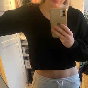 Stickad tröja  - Svart stickad tröja från bershka i storlek S, med en snygg öppen detalj i ryggen!!💕💕