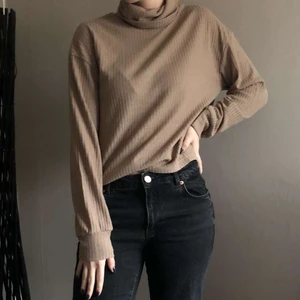 Stickad beige tröja - En skön beige stickad tröja med turtle neck