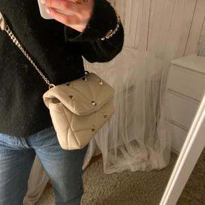 Zara väska - Snygg och trendig väska från Zara. Knappt använd och i fint skick. (Väskan är slutsåld på Zaras hemsida). Köparen står för fraktkostnaden💕