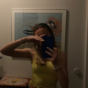 Gult linne💛⭐️ - Gulligt gult smockat linne perfekt till sommaren🤩 Använt ett fåtal gånger. Köpare står för frakten