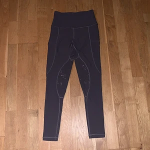 Maya delorez halvskodda  - Lexi function breeches i färgen grå, helt nya. Säljer dem för att jag vill ha ett par svarta istället i en annan modell. Köparen står för frakt. Först till kvarn😘
