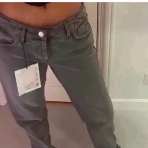 Zara jeans  - Zara jeans eftertraktade, har sytts in i midjan hos en skräddare. Passar någon runt en 27/28 i midjan snyggt. Syns inte att d är insydda någonstans. Lappen i byxorna är dock borta, köptes av en annan tjej här på plick. Inga defekter. Skriv privat för fler bilder/ frågor & funderingar. Storlek 40. True to size. Sitter oversized och snyggt. (Fick bud men nu svarar hon ej) 