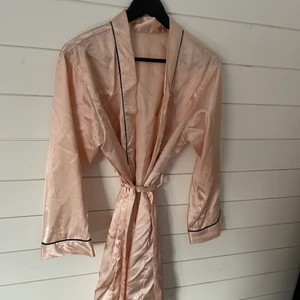 Morgonrock  - Silkigt material, använd 1-2 ggr! 