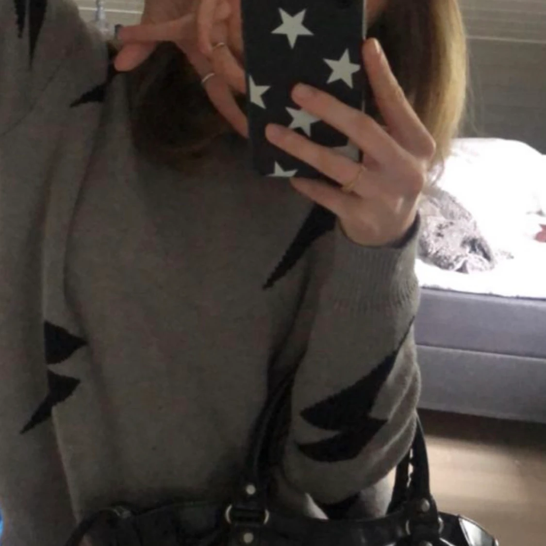 Stickad tröja med blixtar