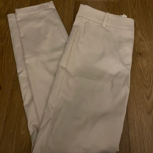 Beige kostymbyxor  - Beiga kostymbyxor från hm, rak slim modell. Oanvänd storlek 34❤️