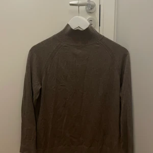 H&M Långärmad tröja viskosmix - Tröja från H&M i storlek XS. Använd ett fåtal gånger. 45% viskos, 25% polyamid, 25% polyester och 5% ull. 