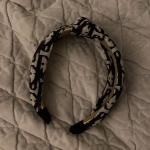 dior diadem <3 - jättefint dior diadem som aldrig har kommit till användning (skriv för fler bilder) (frakten kan variera)