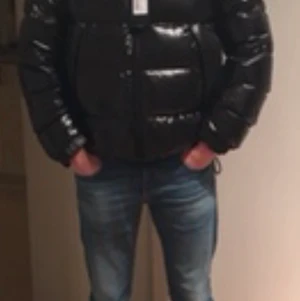 Hugo boss herr/killjacka stl L - Jättefint skick, inköpt 201911 på boss i mall of scandinavia men sparsamt använd. Kvitto finns. Säljes då son växt ur den. Nypris 5 390kr