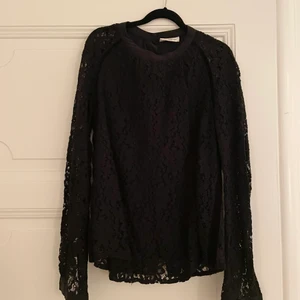 Day topp - Säljer denna topp i spets från day birger et mikkelsen med en fin rygg med små guldiga knappar. Blusen är endast transparang över ärmarna, finns ett underkänner. Storleken är 34 men passar även 36 skulle jag säga. Super fin och knappt använd. Kolla gärna in de andra kläderna som jag säljer så kan jag säkert ge paketpris🤗