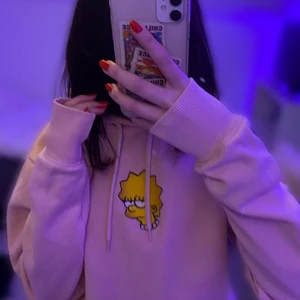 Lisa Simpson Hoodie - ¡Lägger upp igen! Säljer eftersom jag aldrig använder den. I storlek XS men skulle säga att den sitter som S. Endast använd 1 gång. Säljer den för 130 kr (frakten är inkluderad) Skriv privat för frågor eller fler bilder😊