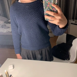 Blå stickad tröja  - Andvändning rätt så många gånger, inte stickig, funkar på storlek S,