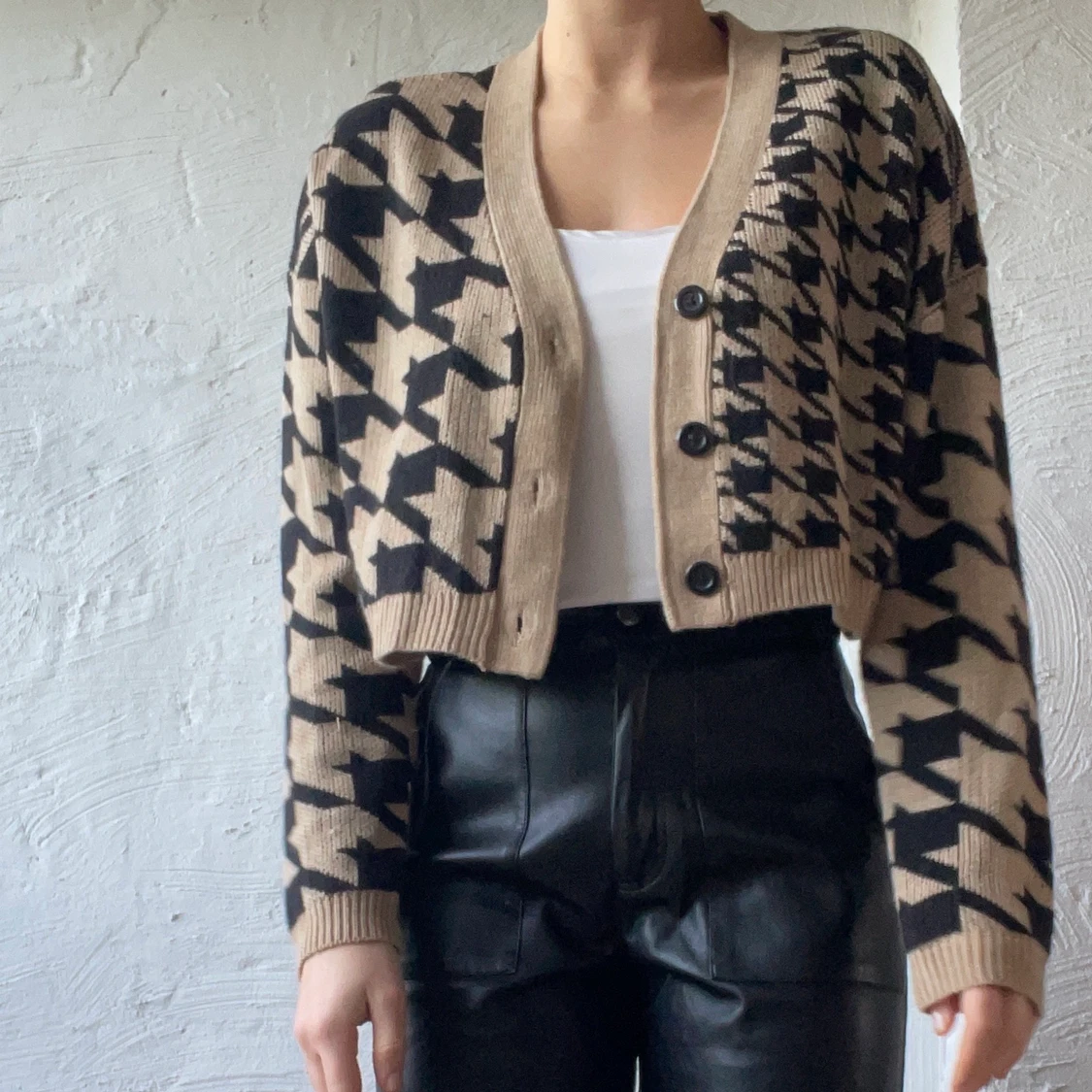 stickad cardigan i fint mönster