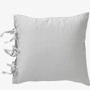 Kuddfodral - Säljer 2 sådana här kuddfodral, i jättebra skick! Färg grå🤍 1 för 50kr eller 2 för 80kr