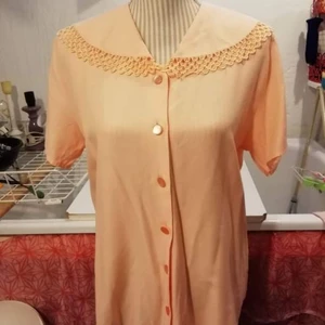 Sailor fuku esc skjorta - Korallskjorta med krage som går runt halsringkingen. Skinande ljusrosa knappar. 75 i rygg och 50bred under armarna.