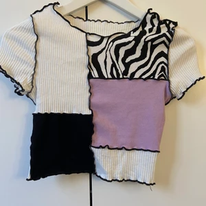 Lila topp - Säljer min super gulliga topp från shein för att jag får användning för den, använt väldigt fåtal gånger och den är i super fint skick💗skicka om ni vill ha fler bilder, kan diskutera priserna😍💗