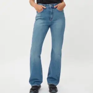Jättesnygga jeans från Weekday, i modellen Mile. Sitter så snyggt, men är tyvärr lite för små på mig. I gott skick. 