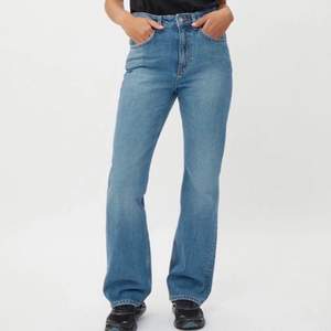 Jättesnygga jeans från Weekday, i modellen Mile. Sitter så snyggt, men är tyvärr lite för små på mig. I gott skick. 