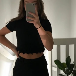 Croptop från Zara med volanger - Svart ribbad croptop med volanger från zara, använd ett fåtal gånger så den är i bra skick förutom att en liten volangbit är sönder (den var så när den kom) men det är inget man lägger märke till! Vill du ha fler bilder på den så är det bara att höra av dig så löser jag det💕