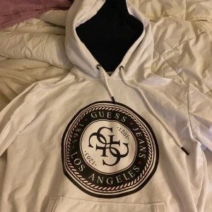 Guess hoodie - säljer min GUESS-hoodie. Använd kanske 20 gånger, och i väldigt bra skick. Storlek M.