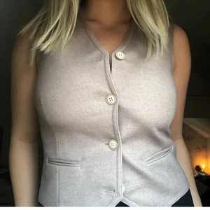 Oanvänd ljusbrun kostymväst - Super fin ljusbrun kostymväst som passar XS-M