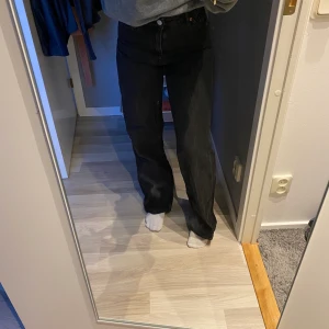 Svarta raka jeans - Snygga svarta raka jeans. Långa i benen o går över skorna. Kommer ej till användning då jag har två par. Storlek xs/s. 100 kr plus frakt.❤️