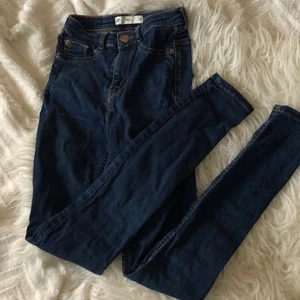 Blå jeans i modellen Molly - Blå skinny jeans från Ginatricot i modellen ”Molly”