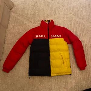 Karl Kani ”Puffer” Strl. S - Karl Kani vinterjacka Strl. S nypris 2399kr. Köparen står för eventuell frakt.