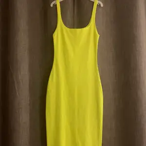 Neongul klänning från Zara, toppen skick! Kan skickas men då står köparen för fraktkostnaden. #zara