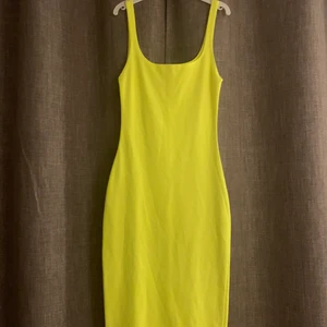 Klänning från Zara - Neongul klänning från Zara, toppen skick! Kan skickas men då står köparen för fraktkostnaden. #zara