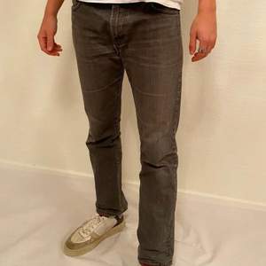 Snygga mörkgrå jeans från J. Lindeberg.⚡️ Hade ett litet hål i en av sömmarna vid inköp som vi lagat, syns knappt men bild finns vid begäran. Storlek: W34 L32  Mått: innerbenslängd 78cm, midjemått 88cm.  Pris: 140 Modellen är 186cm lång.
