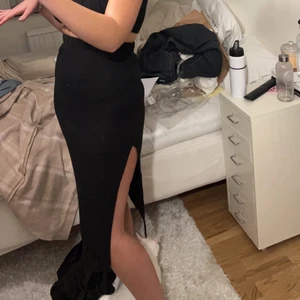 Stickad kjol med slit - Svart ribbad kjol med slit, tyvärr aldrig kommit till användning så prövar sälja den💞 Följsamt och skönt material 